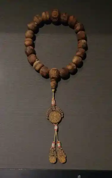Cross on an agarwood bead bracelet, National Palace Museum